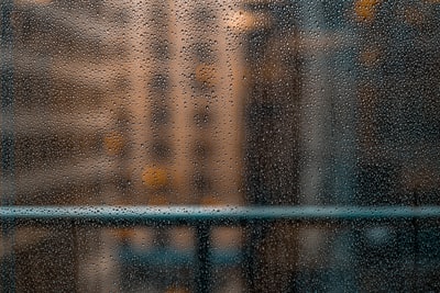 大楼附近的黑色金属栅栏